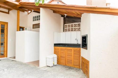 eine Küche in einem weißen Haus mit einem Waschbecken in der Unterkunft Cruz House in Florianópolis