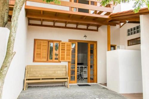 Ein Haus mit einer Veranda und einer Terrasse in der Unterkunft Cruz House in Florianópolis