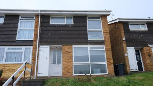 a brick house with a white door and windows at Large House - Free Parking - Contractor - Leisure in Luton