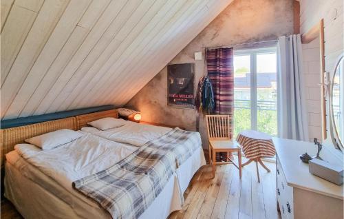 a bedroom with a bed and a desk and a window at Stunning Apartment In Bohus-malmn With Wifi And 3 Bedrooms in Malmön