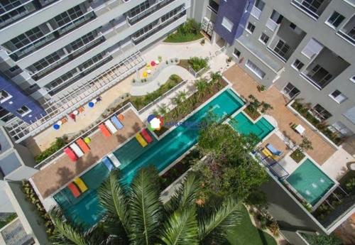 uma vista aérea de uma piscina num complexo de apartamentos em Apartamento Luxo St Bueno em Goiânia