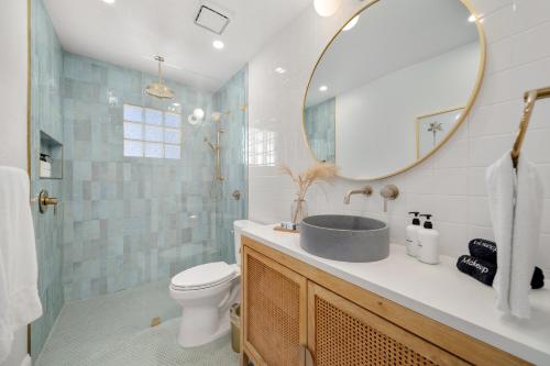 ein Bad mit einem Waschbecken und einem Spiegel in der Unterkunft Luxury Villa 3 Blocks from the Beach with a Pool, Fire Pit and Outdoor Oasis in Cape Canaveral