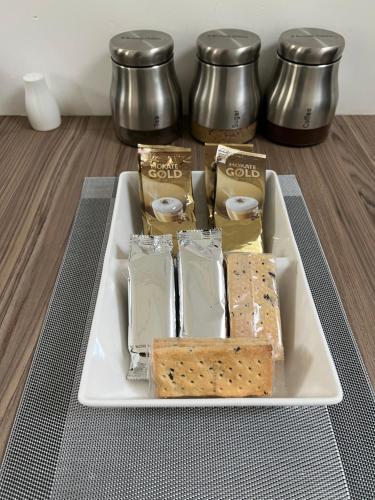 une plaque blanche avec de la nourriture sur une table dans l'établissement Dannifar Guest House, à Londres