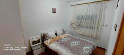Oued LaouにあるAppartement à OUED LAOU - TETOUANの小さなベッドルーム(ベッド1台、窓付)