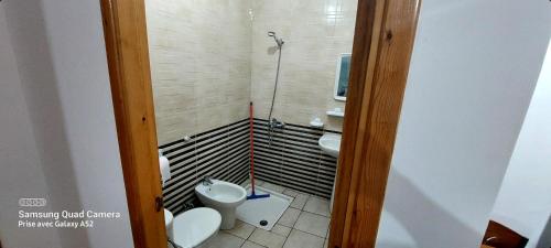 y baño con aseo y lavamanos. en Appartement à OUED LAOU - TETOUAN en Oued Laou