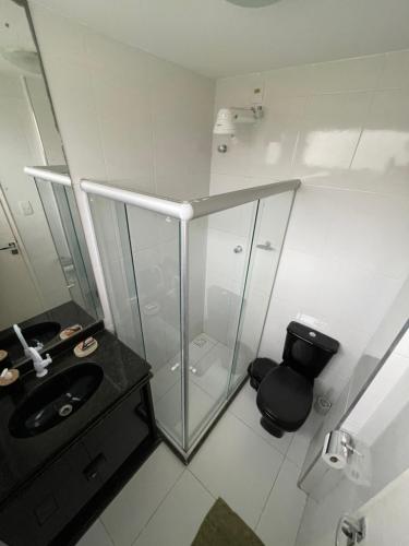 瓜賓的住宿－Apartamento na Praia de Guaibim，一间带玻璃淋浴和水槽的浴室