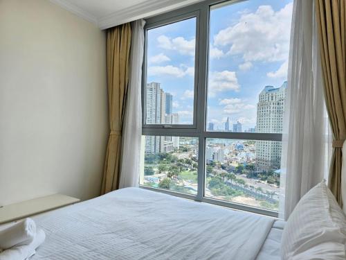 ein Schlafzimmer mit einem Bett und einem großen Fenster in der Unterkunft LANDMARK 81 Luxury in Ho-Chi-Minh-Stadt
