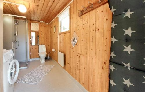 Lönashult的住宿－2 Bedroom Lovely Home In Lnashult，浴室设有木质墙壁,上面有星星