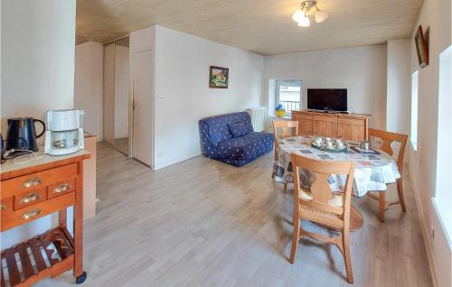 ein Wohnzimmer mit einem Esstisch und einer Küche in der Unterkunft Amazing Apartment In Usson-en-forez With Kitchen in Usson-en-Forez