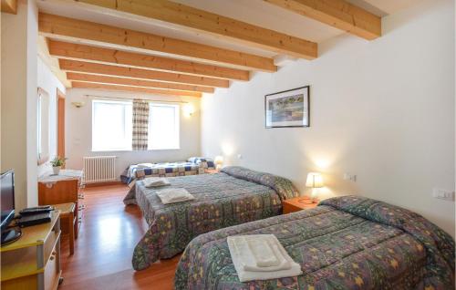 1 dormitorio con 2 camas y TV. en Beautiful Apartment In Borgo Valsugana With Kitchenette, en Borgo