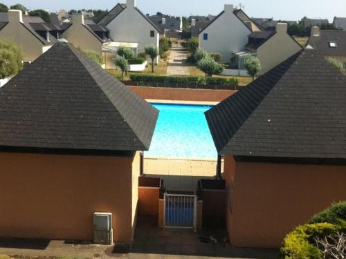une vue aérienne d'une maison avec piscine dans l'établissement Appartement duplex à Erdeven avec piscine, proche plage, 4 couchages, équipements complets - FR-1-397-5, à Erdeven