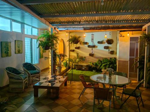 een woonkamer met een tafel en stoelen bij Gaudys Hotel in San José