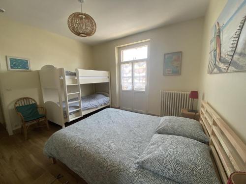 een slaapkamer met een bed en een stapelbed bij Maison La Bernerie-en-Retz, 5 pièces, 8 personnes - FR-1-612-77 in La Bernerie-en-Retz