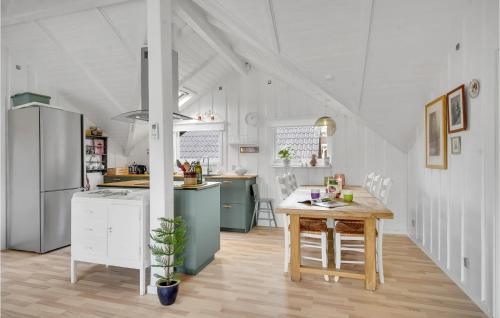 MillingeにあるAmazing Home In Faaborg With Wifiのテーブルと冷蔵庫のあるキッチン