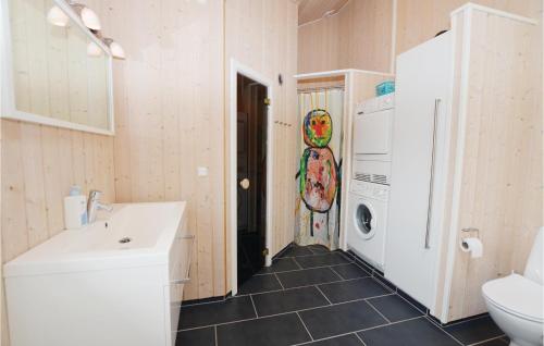 a bathroom with a sink and a washing machine at Beautiful Home In Otterup With 4 Bedrooms, Sauna And Wifi in Otterup