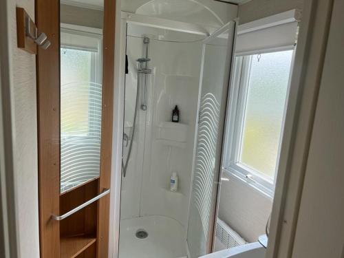 bagno con doccia e porta in vetro di Mobil-Home Blonville-sur-Mer, 3 pièces, 6 personnes - FR-1-712-60 a Blonville-sur-Mer