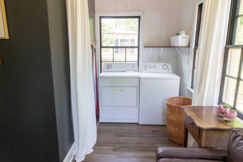 cocina con estufa blanca y ventana en J Birds' Cottage Midtown Memphis, en Memphis