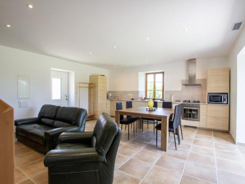 une cuisine et un salon avec une table et des chaises dans l'établissement Maison de charme avec jardin, proche Monpazier, idéale pour détente et découvertes culturelles - FR-1-616-323, à Montferrand-du-Périgord