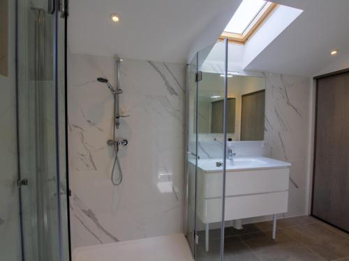 La salle de bains est pourvue d'une douche, d'un lavabo et d'un miroir. dans l'établissement Gîte Montferrand-du-Périgord, 3 pièces, 4 personnes - FR-1-616-323, à Montferrand-du-Périgord
