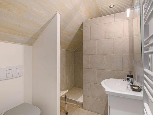 een badkamer met een douche, een toilet en een wastafel bij Villa Landaul, 4 pièces, 6 personnes - FR-1-479-152 in Landaul