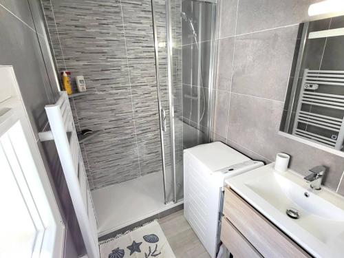 une salle de bain avec toilettes, lavabo et douche dans l'établissement T2 climatisé - Wi-Fi - Parking - Piscine - Tennis - 200m plages & commerces - FR-1-316-322, à Six-Fours-les-Plages