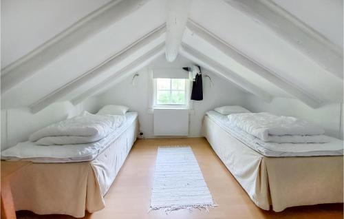 Lönashult的住宿－2 Bedroom Lovely Home In Lnashult，阁楼间 - 带两张床和窗户