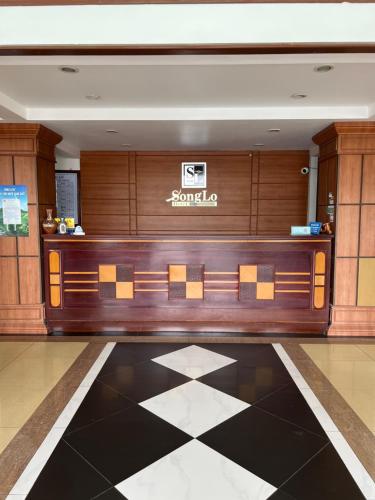 a lobby of a hotel with a checkered floor at Khách Sạn Sông Lô in Hải Dương