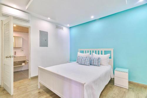 Postel nebo postele na pokoji v ubytování Cozy And Charming Fully Equipped Apartment