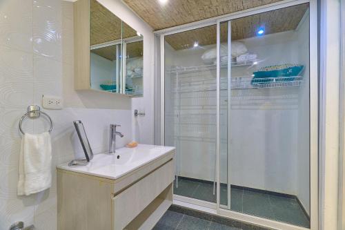 Koupelna v ubytování Cozy And Charming Fully Equipped Apartment