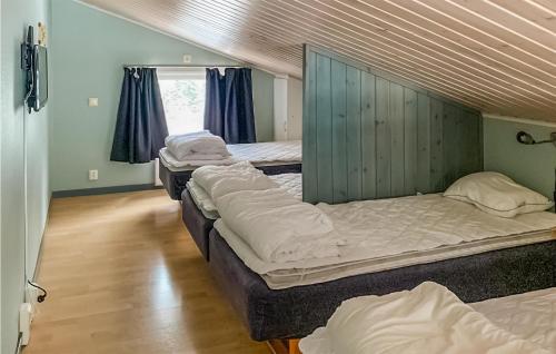 Ένα ή περισσότερα κρεβάτια σε δωμάτιο στο Gorgeous Apartment In Transtrand With House A Panoramic View