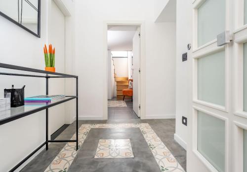 a hallway with a door and a rug at Casa800 in Capri