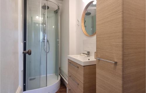 y baño con ducha, lavabo y espejo. en Stunning Home In Saint-palais-sur-mer With Wifi en Saint-Palais-sur-Mer