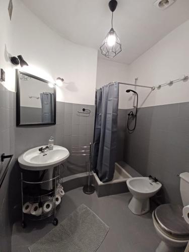 une salle de bain avec un lavabo, une douche et des toilettes dans l'établissement Appartement Cannes à quelques pas de la mer, de la Croisette et du Palais des Festivals, à Cannes