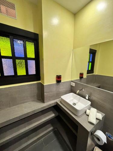 a bathroom with a sink and a mirror at Hotel Campestre Los Mangos in Quimbaya