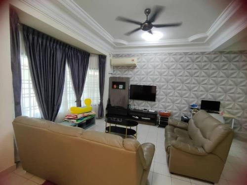 Зона вітальні в Happy Home [Bandar Seri Alam]