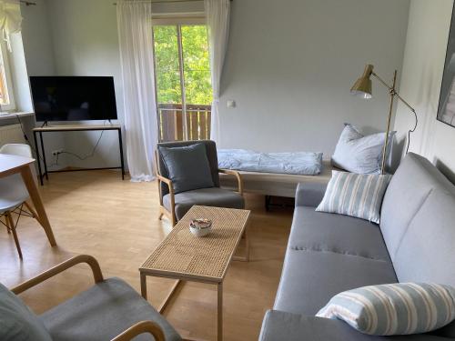 a living room with a couch and a table at Bayern Lodge Bergen in Bergen