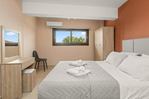 1 dormitorio con 1 cama, escritorio y ventana en Lakis Residence, en Vlachata