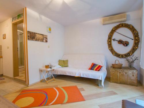 - un salon avec un canapé blanc et un miroir dans l'établissement Apartment Kova - with pool, à Stari Grad