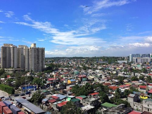 vistas a una ciudad con edificios y casas en Budget Grace Residences en Manila