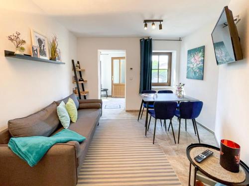 a living room with a couch and a table at FeWoMaurer WG2 Erdgeschoss in Altendorf