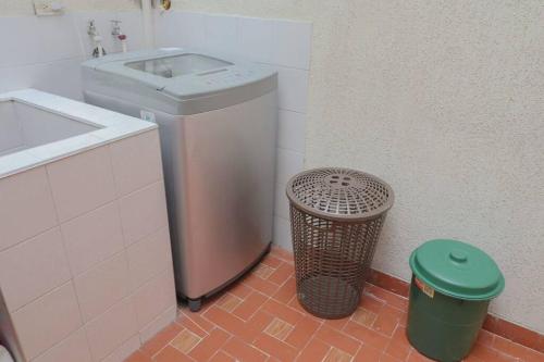 een badkamer met een vuilnisbak naast een vuilnisbak bij Apto duplex mandarina 2 niveles jardín y parqueo privado! in Sogamoso