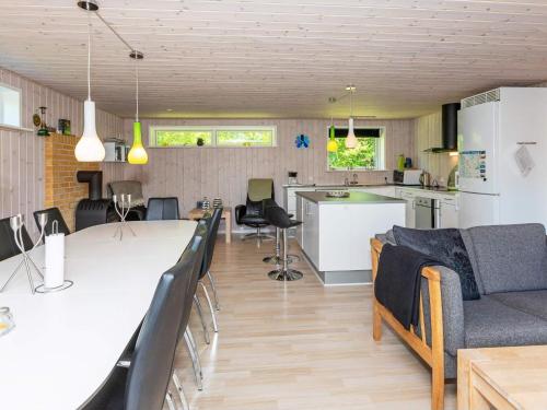 Η κουζίνα ή μικρή κουζίνα στο 10 person holiday home in Løgstør-By Traum