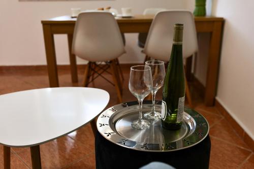 Una botella de vino y dos copas en una mesa. en Wilma, en Čavle