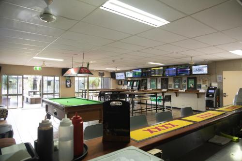 een kamer met een pooltafel en tafeltennistafels bij Wongai Beach Hotel in Horn