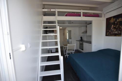 une chambre avec un lit superposé et une échelle dans l'établissement Studio Naturiste ALBATROS Port Soleil 544, au Cap d'Agde