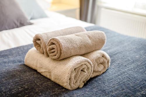 聖奧斯特爾的住宿－Wisteria，床上的一大堆毛巾