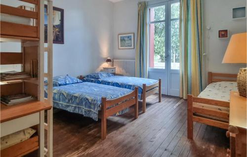 1 dormitorio con 2 camas y ventana en Stunning Home In Saint-palais-sur-mer With Wifi en Saint-Palais-sur-Mer