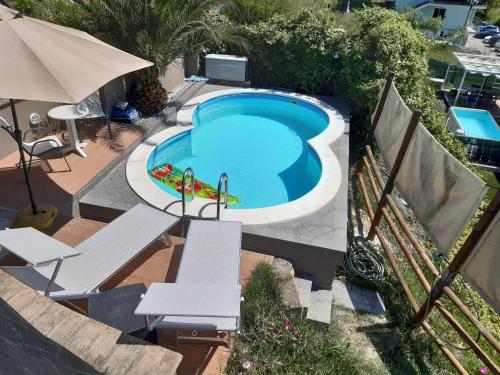 vista sul tetto di una piscina con scivolo di Holiday home Tavullia a Tavullia
