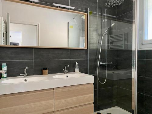 een badkamer met een wastafel en een douche bij Maison Saint-Vincent-sur-Jard, 5 pièces, 8 personnes - FR-1-336-139 in Saint-Vincent-sur-Jard