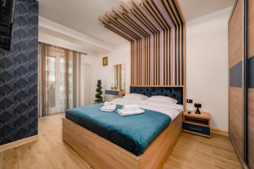 sypialnia z dużym łóżkiem z ręcznikami w obiekcie NorthBay Sunrise View - Infinity Pool & Spa Resort w mieście Năvodari
